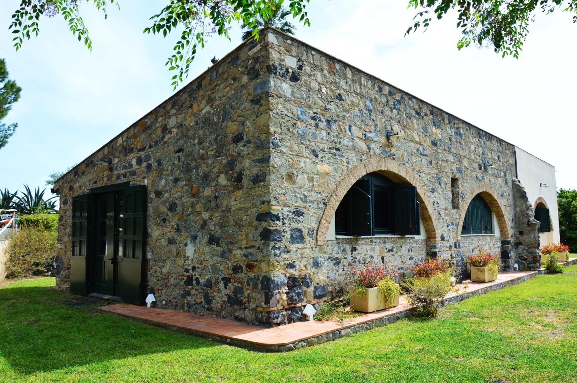 Antico Borgo Etneo Country Hotel Calatabiano Buitenkant foto